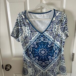 Source Unknown Women’s Blue and White Patterned V-Neck Top, Size L, NWOT